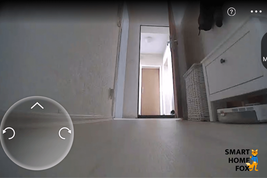 Deebot OZMO T8 AIVI показывает на мобильном телефоне через HD-камеру входную дверь